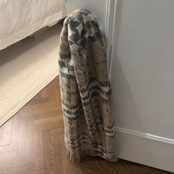 Burberry Cashmere Scarf - Picture 5 of 5